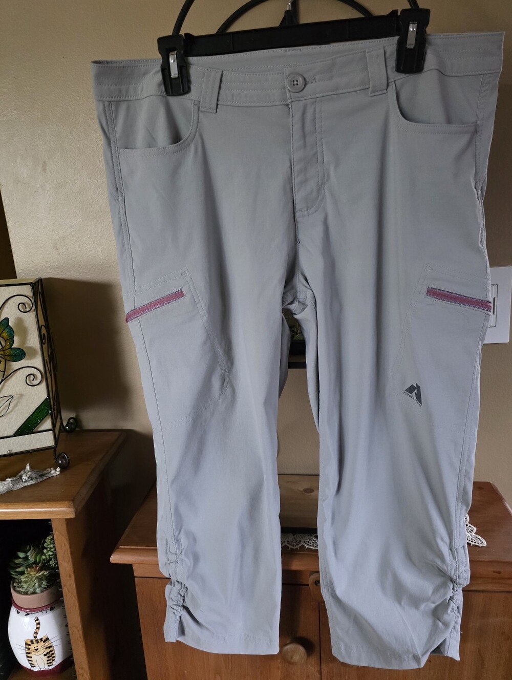 Eddie Bauer Light Gray Outdoor Hiking Jogging Cargo Capri Pants with Pink Accent